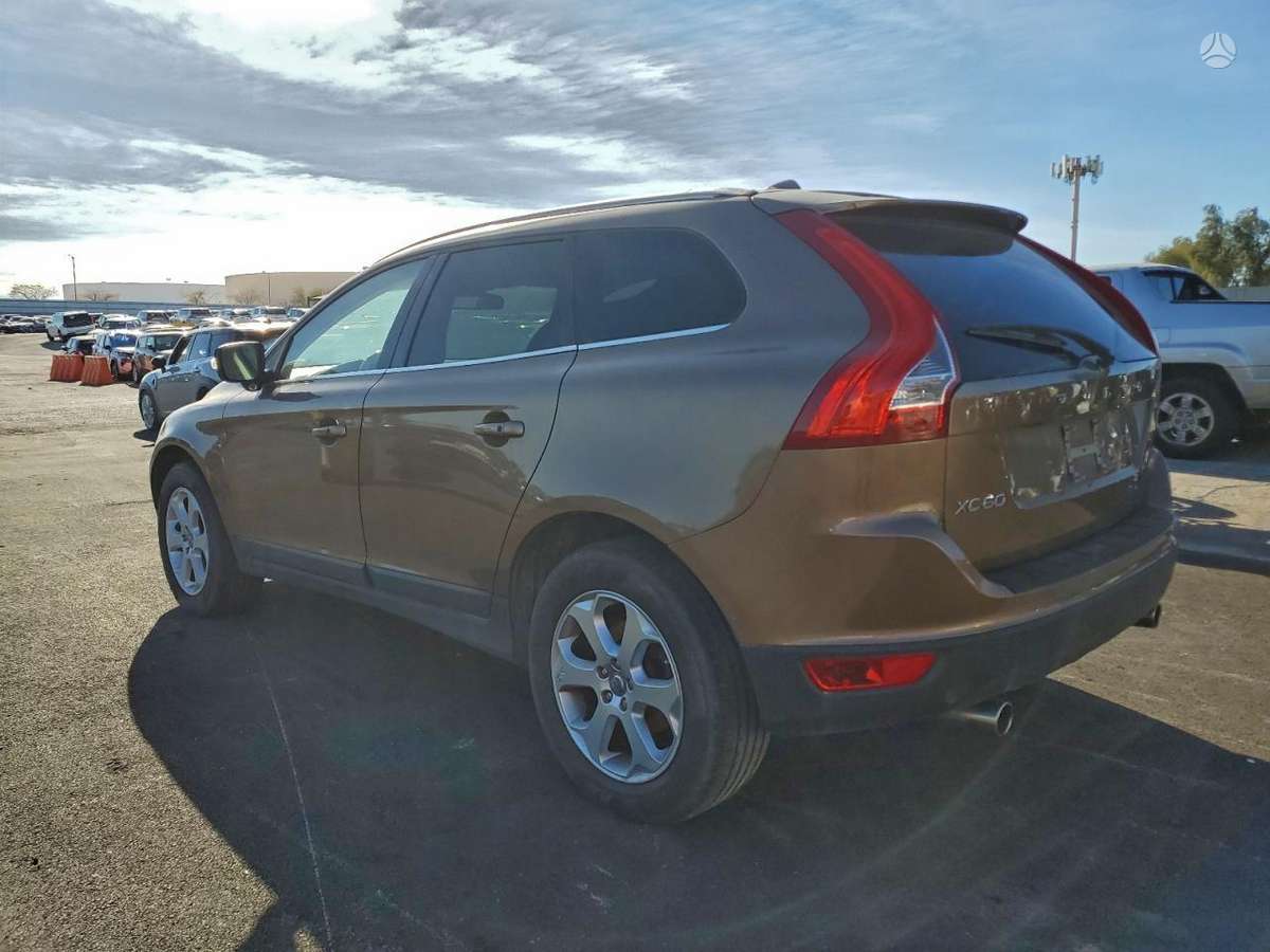 Volvo XC60 2012 — двигун 3192 cm³, 243 HP (179kW)