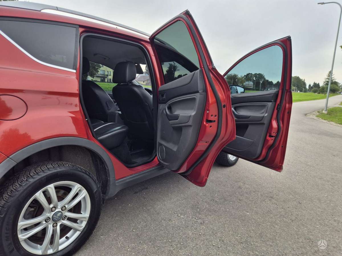 Ford Kuga 2010 — салон