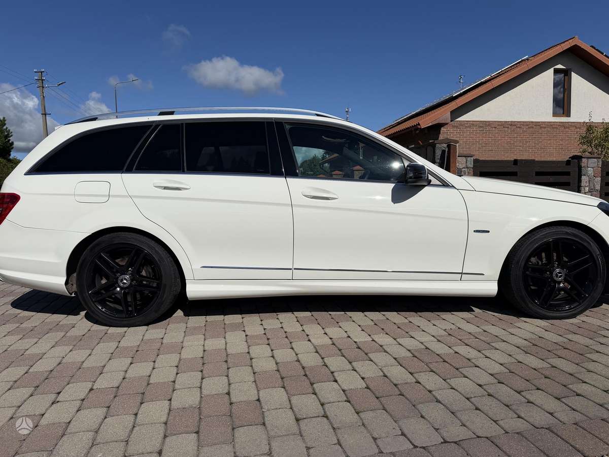 Mercedes-Benz C200 2011 — вигляд ззаду