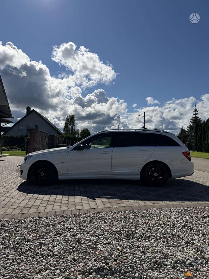 Mercedes-Benz C200 2011 — салон