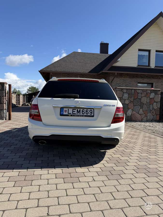 Mercedes-Benz C200 2011 — двигун 2143 cm³, 136 HP (100kW)