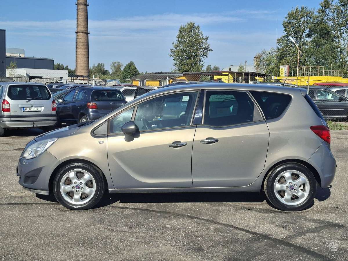 Opel Meriva 2011 — rear view