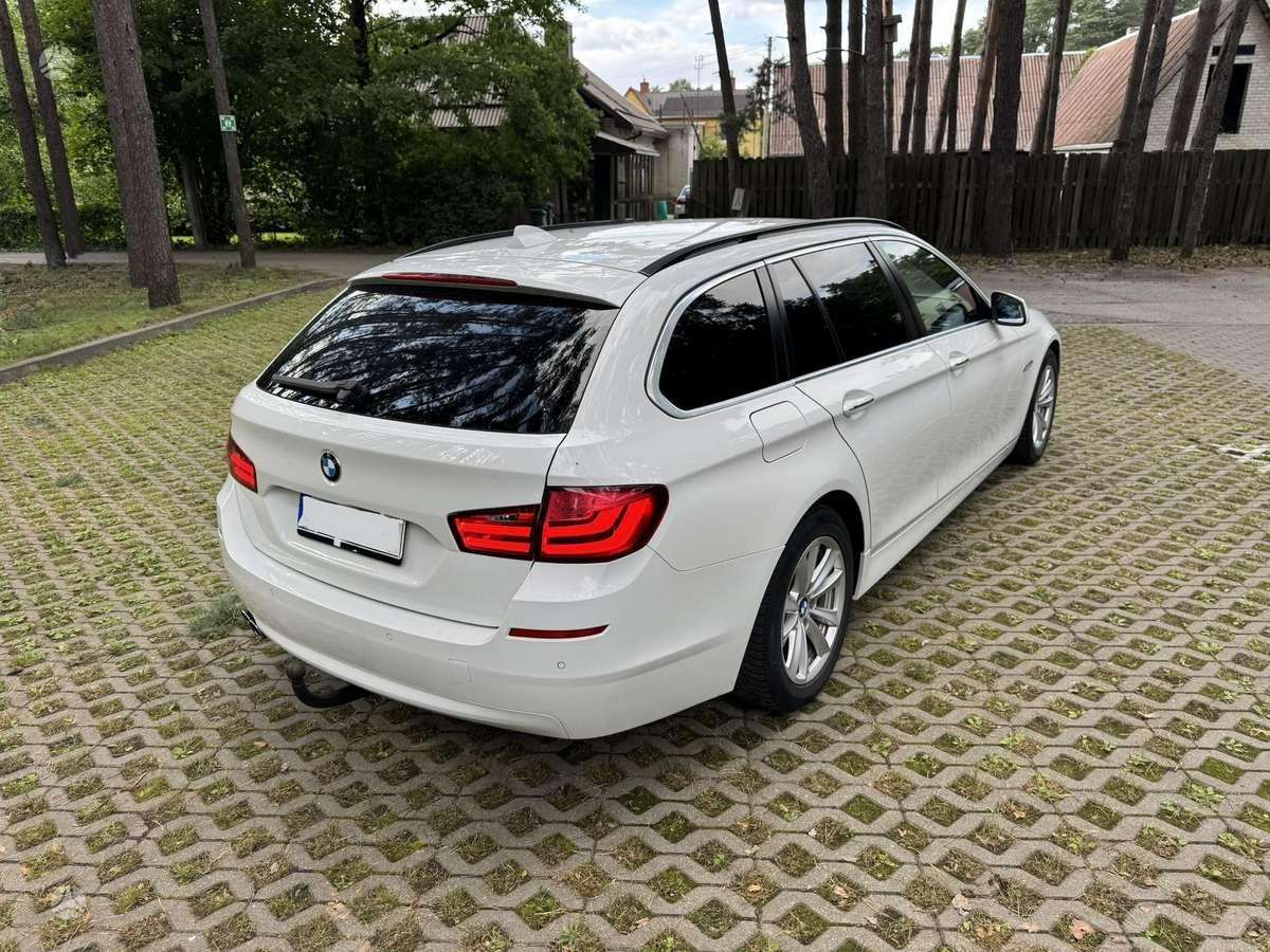 BMW 520 2011 — вигляд ззаду