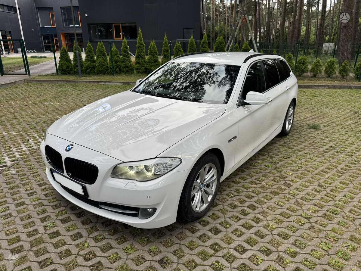 BMW 520 2011 — салон
