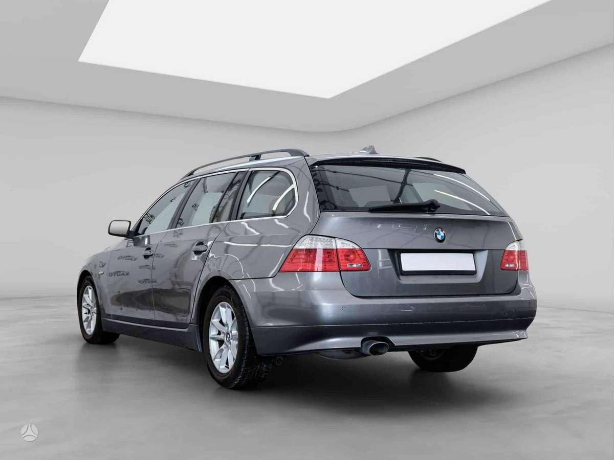 BMW 520 2009 — rear view