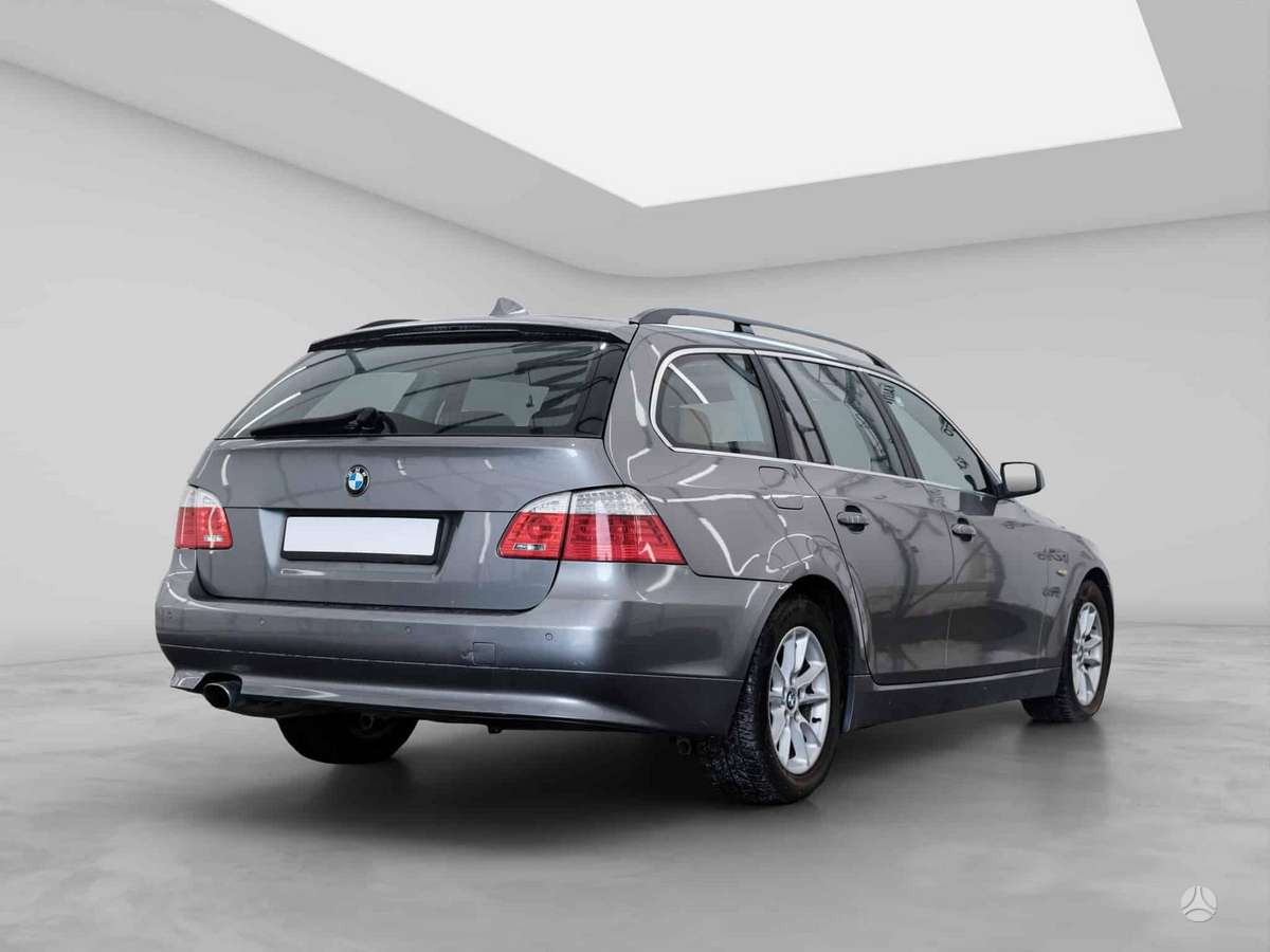 BMW 520 2009 — interior