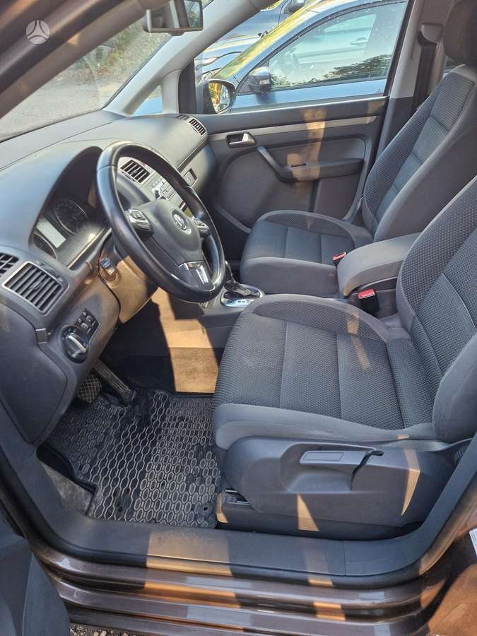 Volkswagen Touran 2011 — photo 10
