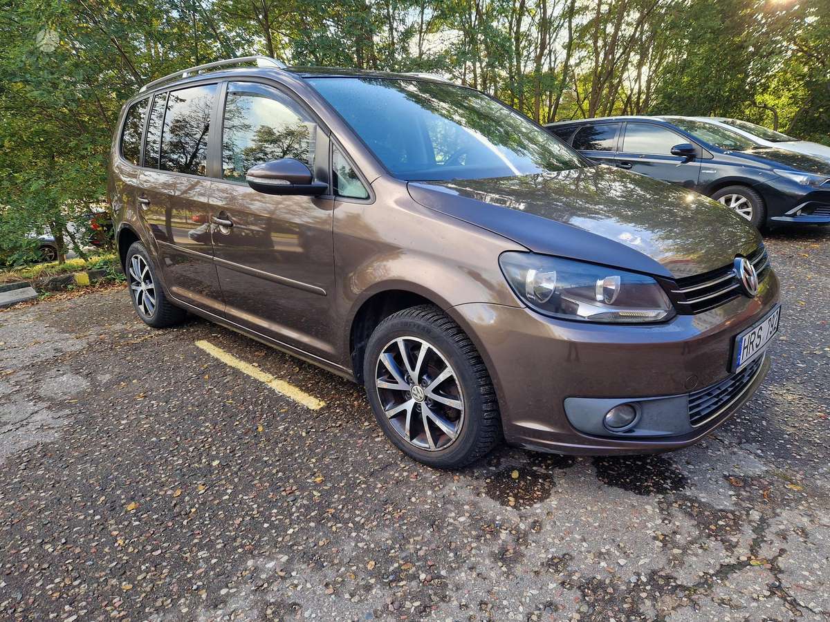 Volkswagen Touran 2011 — rear view