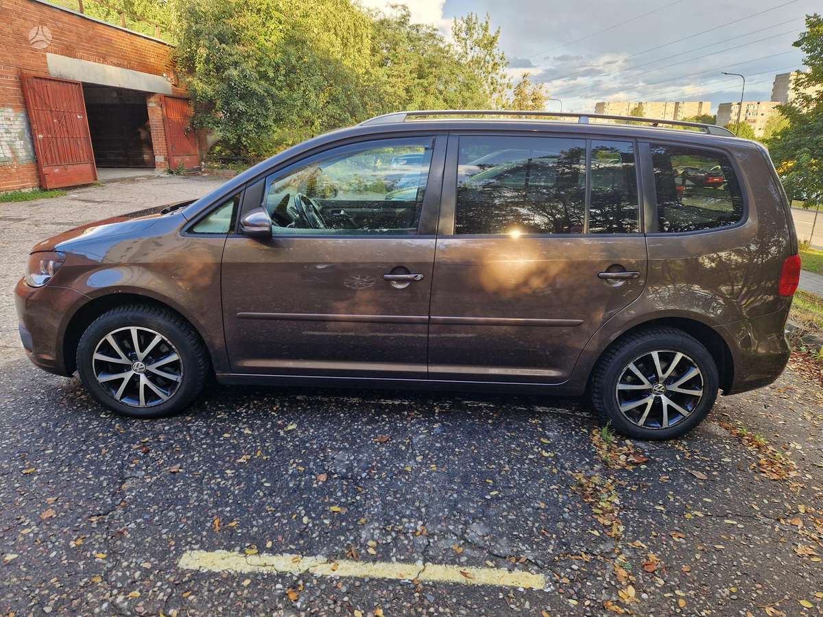 Volkswagen Touran 2011 — interior