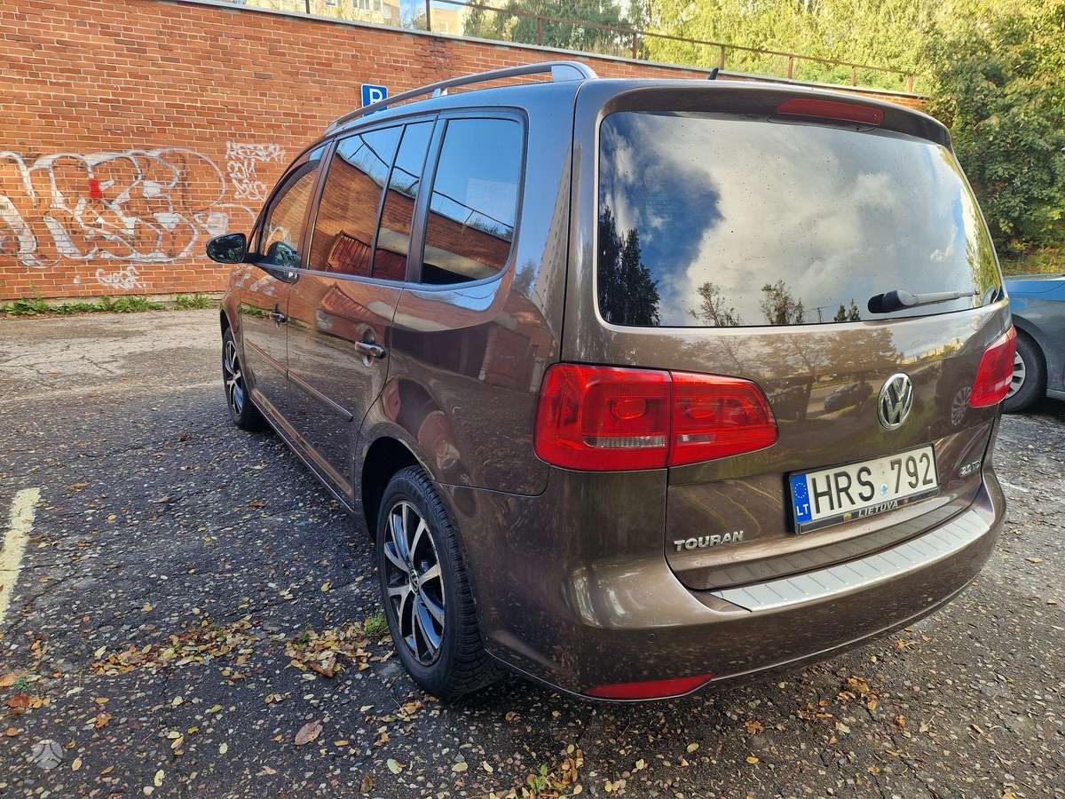 Volkswagen Touran 2011 — engine 1968 cm³, 140 HP (103kW)
