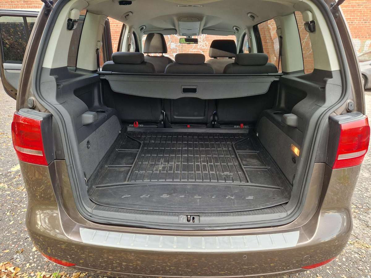 Volkswagen Touran 2011 — photo 8