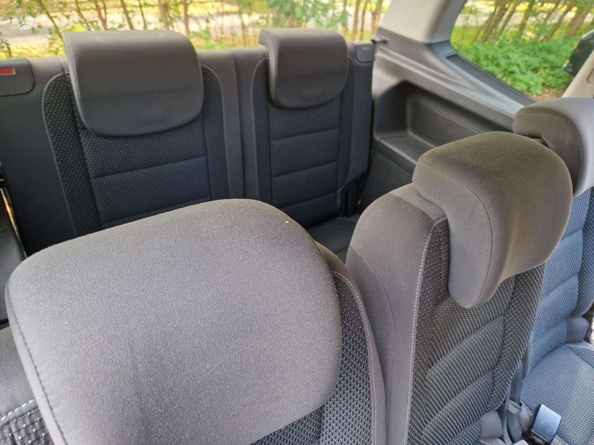Volkswagen Touran 2011 — photo 9