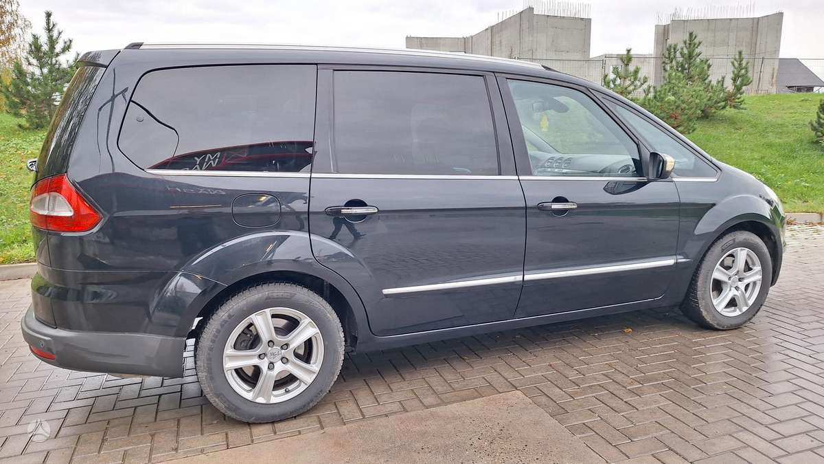 Ford Galaxy 2011 — photo 17