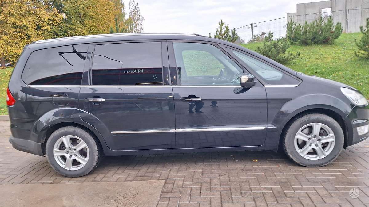 Ford Galaxy 2011 — photo 18