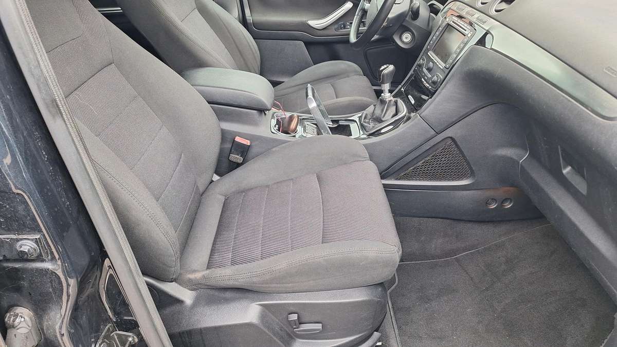 Ford Galaxy 2011 — photo 27