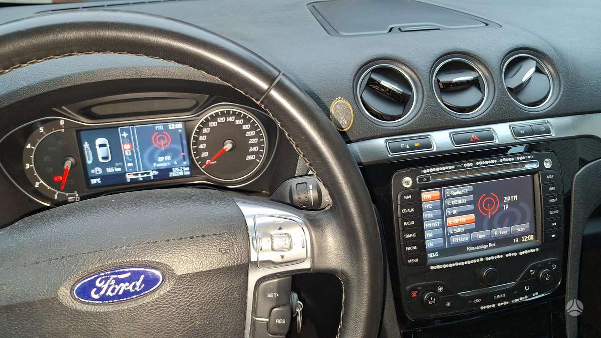 Ford Galaxy 2011 — photo 29