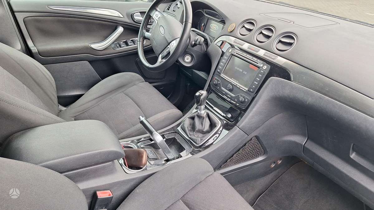 Ford Galaxy 2011 — photo 30