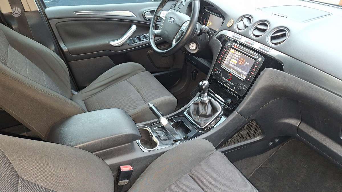 Ford Galaxy 2011 — photo 36