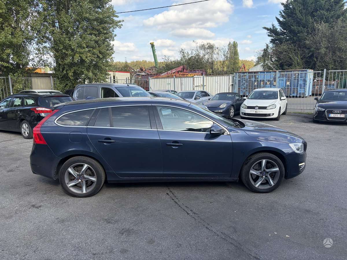 Volvo V60 2015 — двигун 2400 cm³, 215 HP (158kW)
