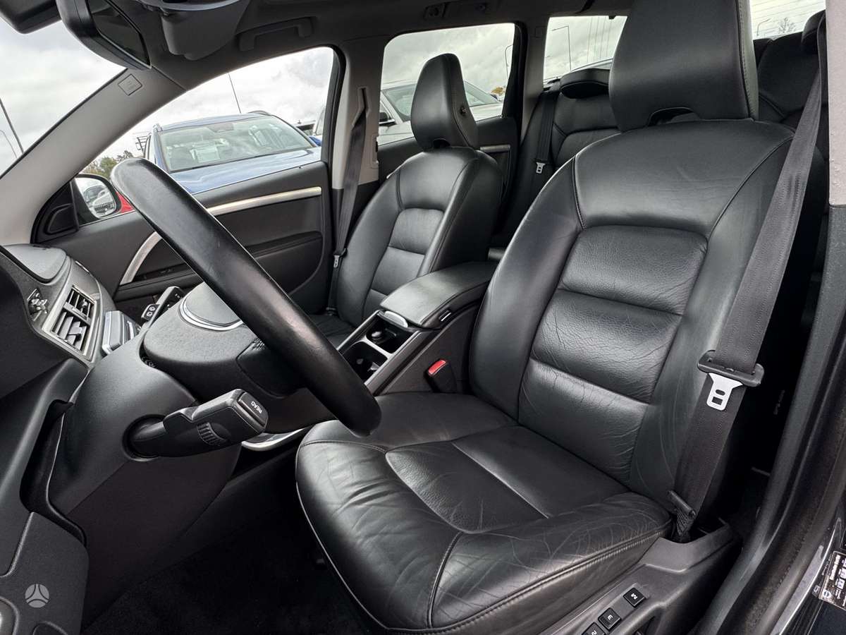 Volvo V70 2011 — photo 17