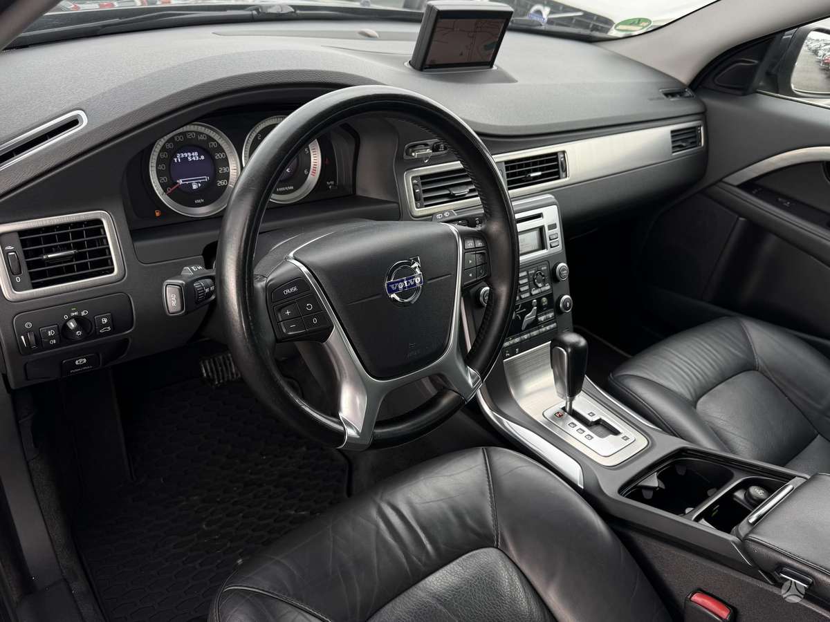 Volvo V70 2011 — photo 18