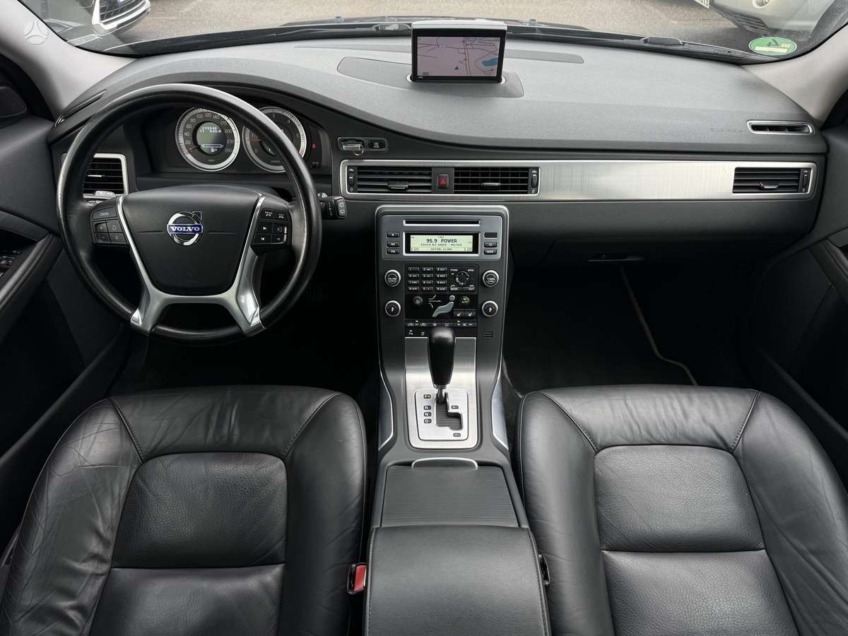 Volvo V70 2011 — rear view