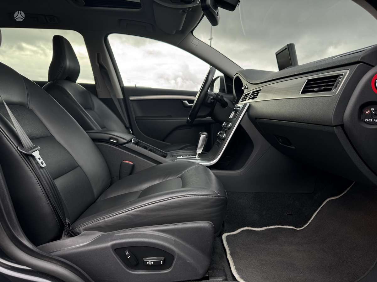 Volvo V70 2011 — photo 23