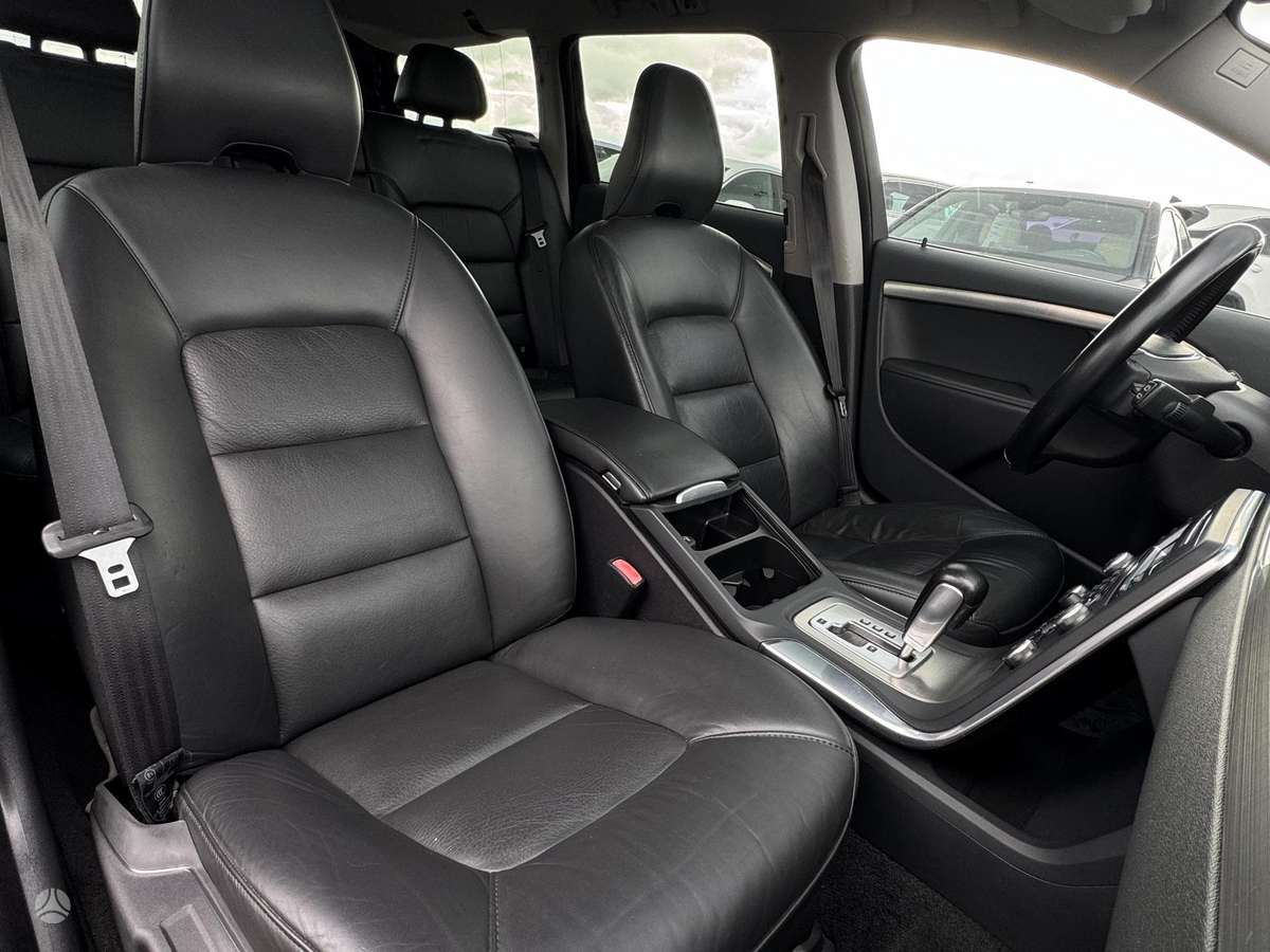 Volvo V70 2011 — photo 24