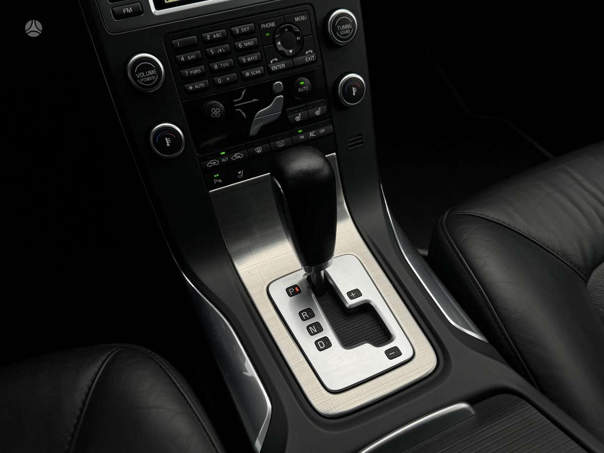 Volvo V70 2011 — photo 29