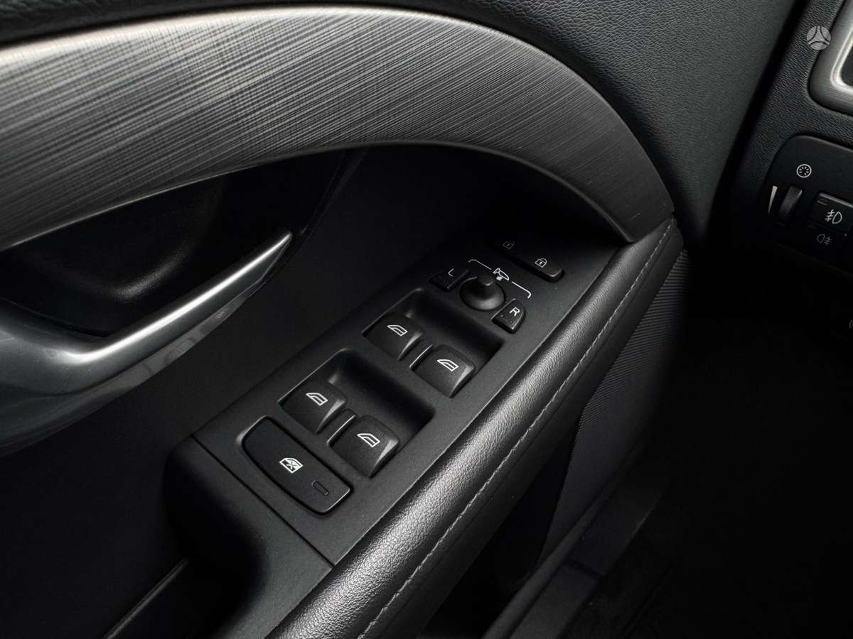 Volvo V70 2011 — photo 31