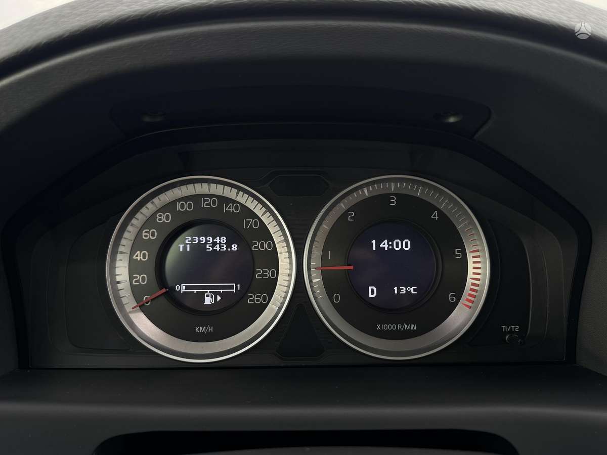 Volvo V70 2011 — photo 32