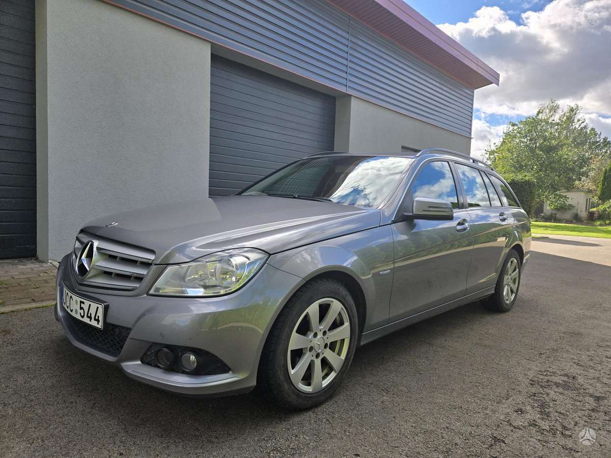 Mercedes-Benz C200 2012 — rear view