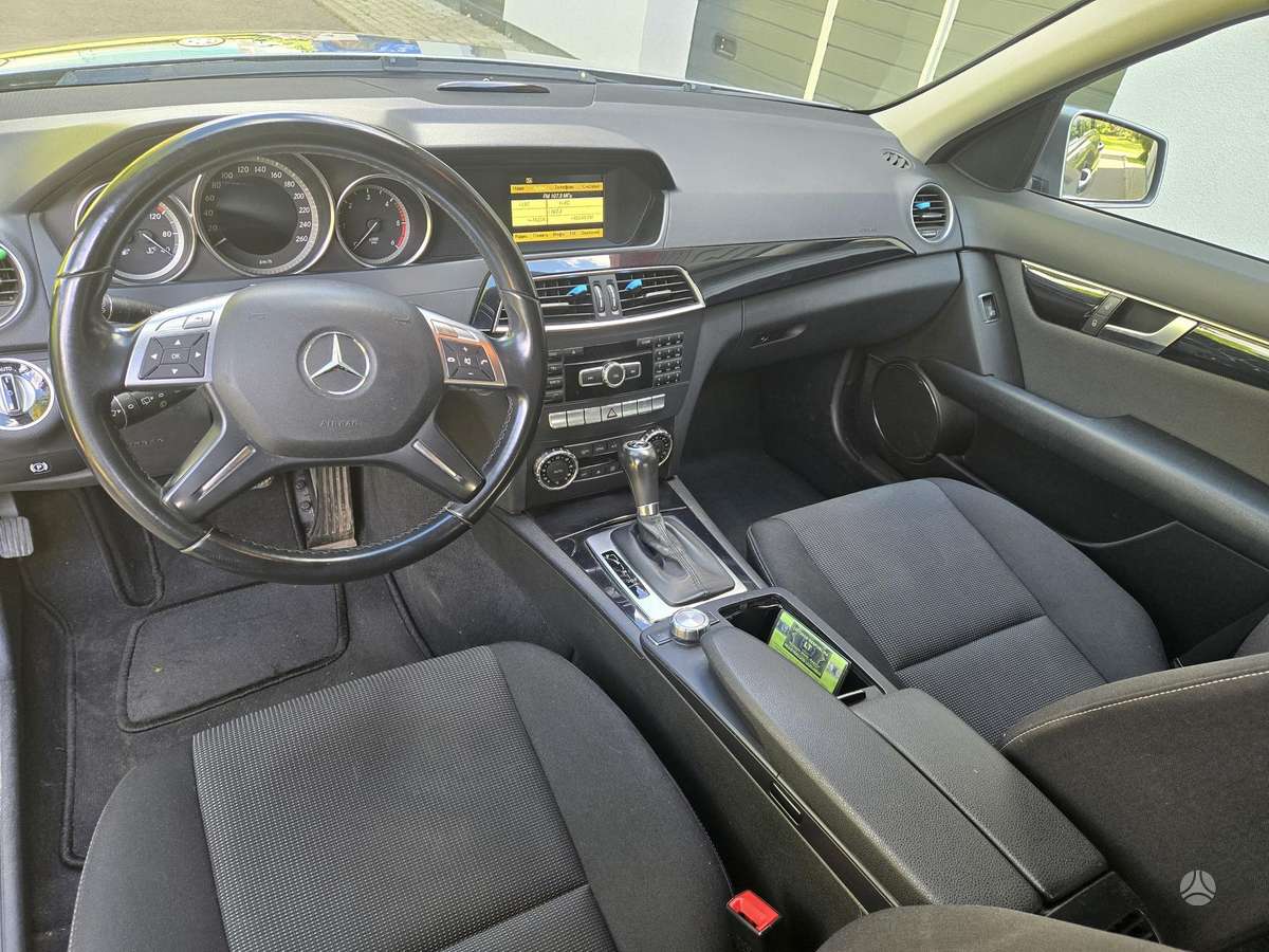 Mercedes-Benz C200 2012 — photo 9