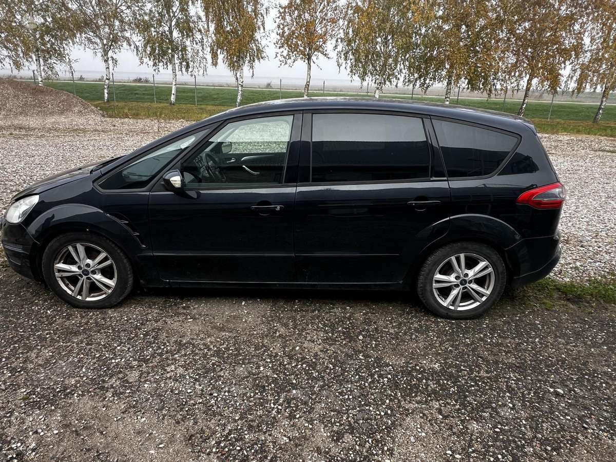 Ford S-MAX 2010 — rear view