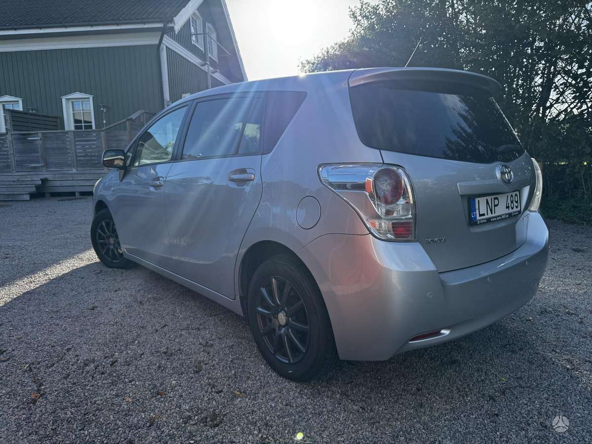 Toyota Verso 2010 — engine 1798 cm³, 147 HP (108kW)