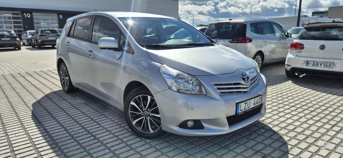 Toyota Verso 2013 — rear view
