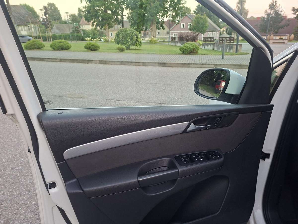 Volkswagen Sharan 2011 — photo 18