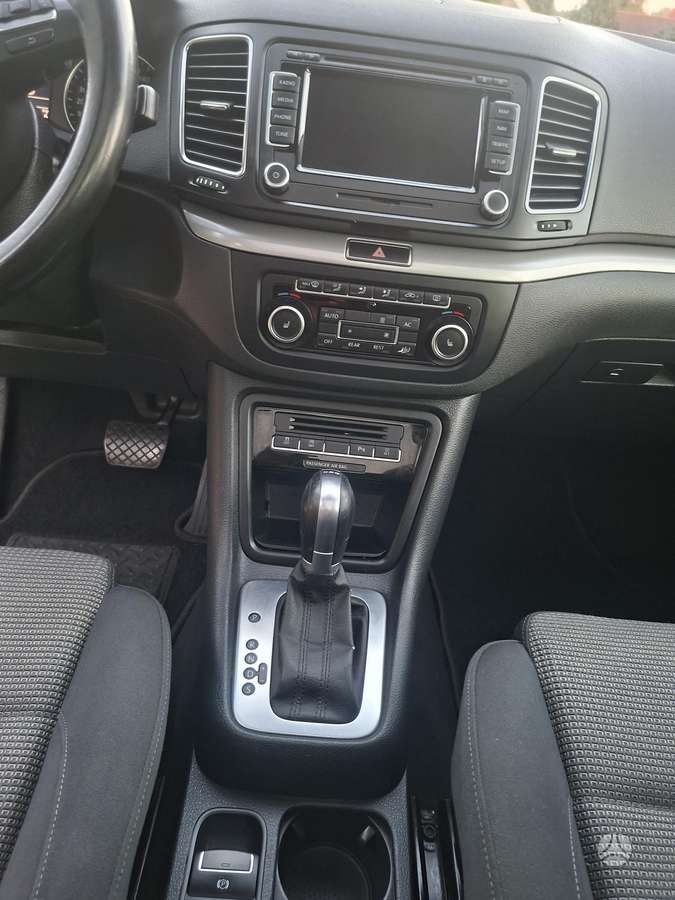 Volkswagen Sharan 2011 — photo 22