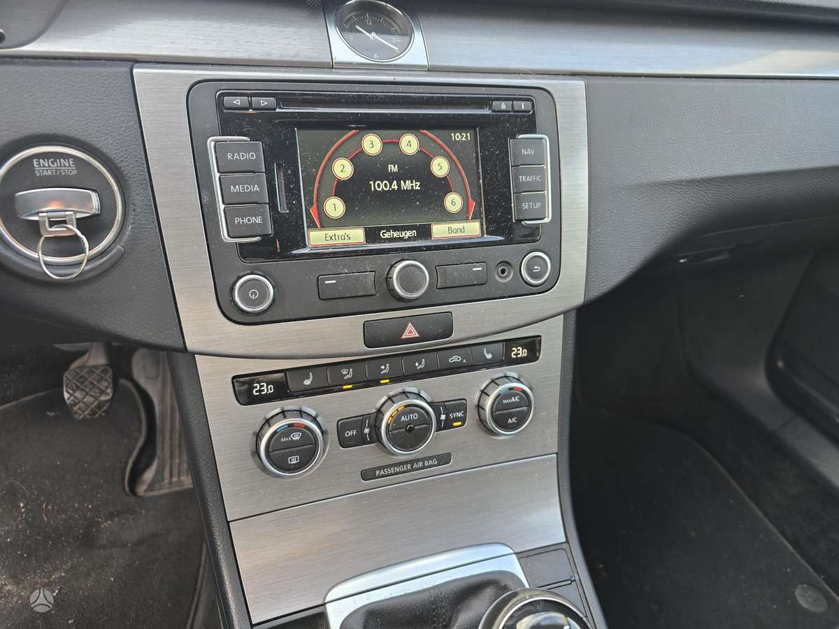 Volkswagen Passat 2012 — photo 11