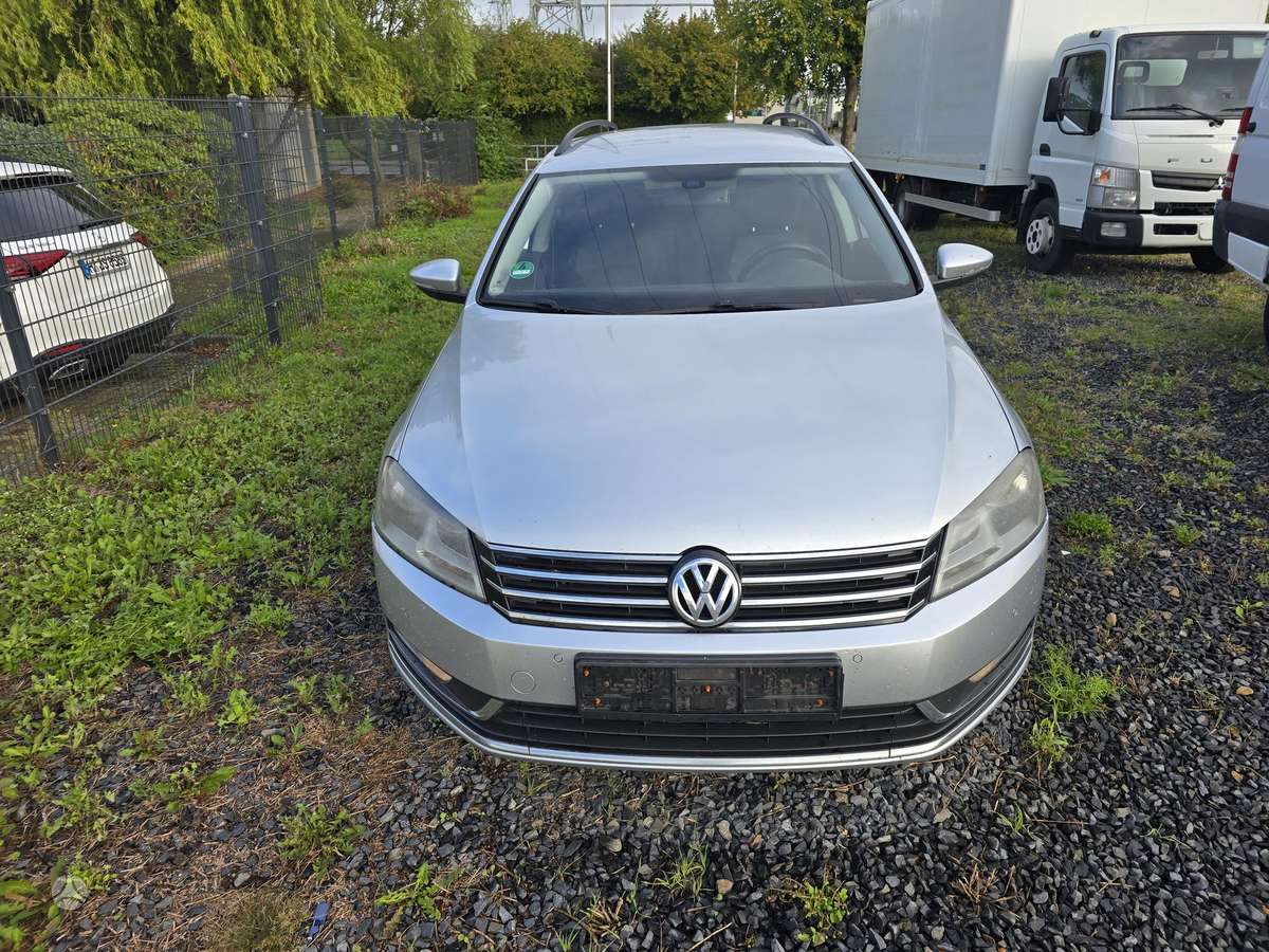 Volkswagen Passat 2012 — rear view