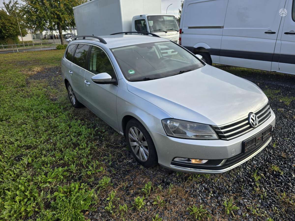 Volkswagen Passat 2012 — interior
