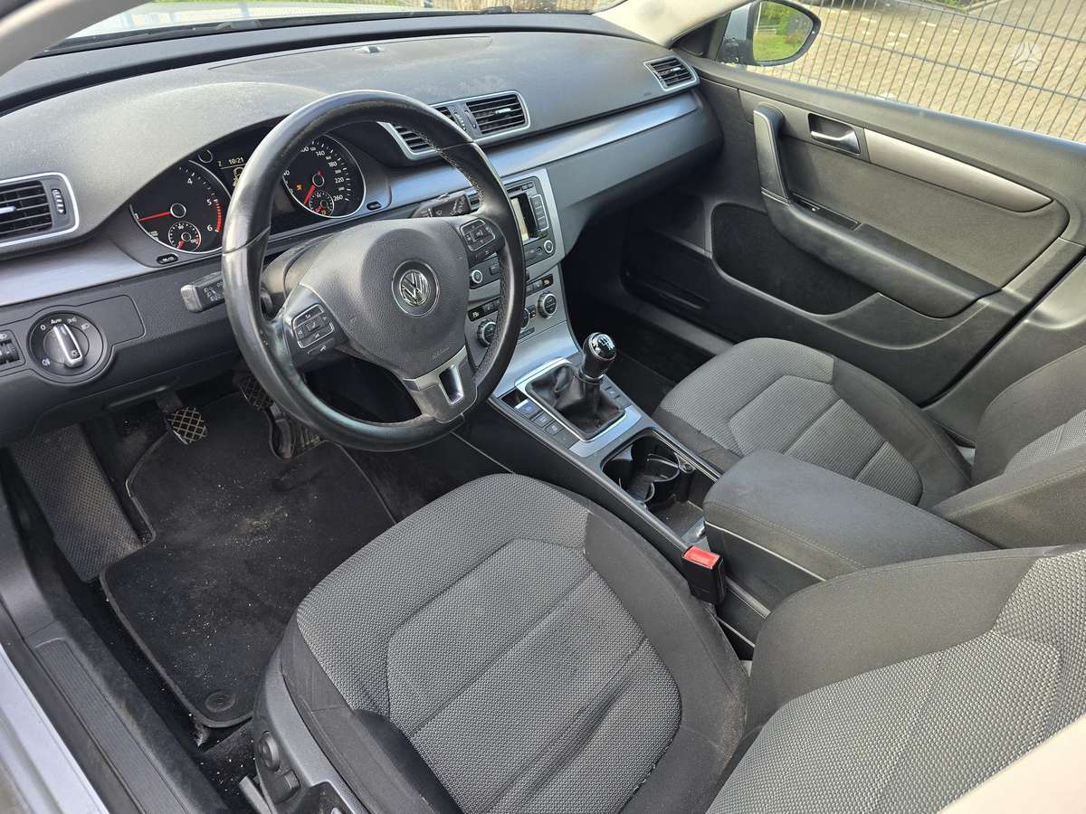 Volkswagen Passat 2012 — photo 7