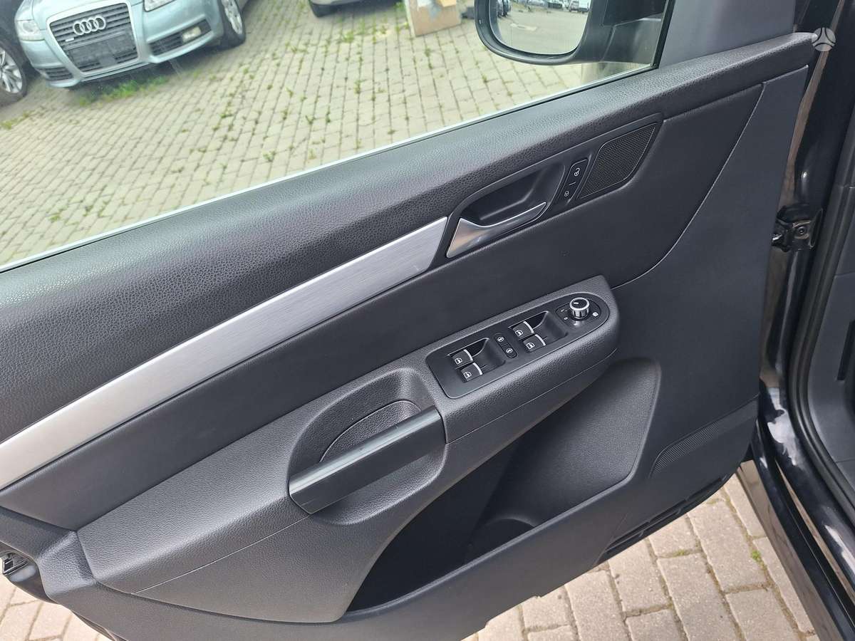 Volkswagen Sharan 2011 — photo 16