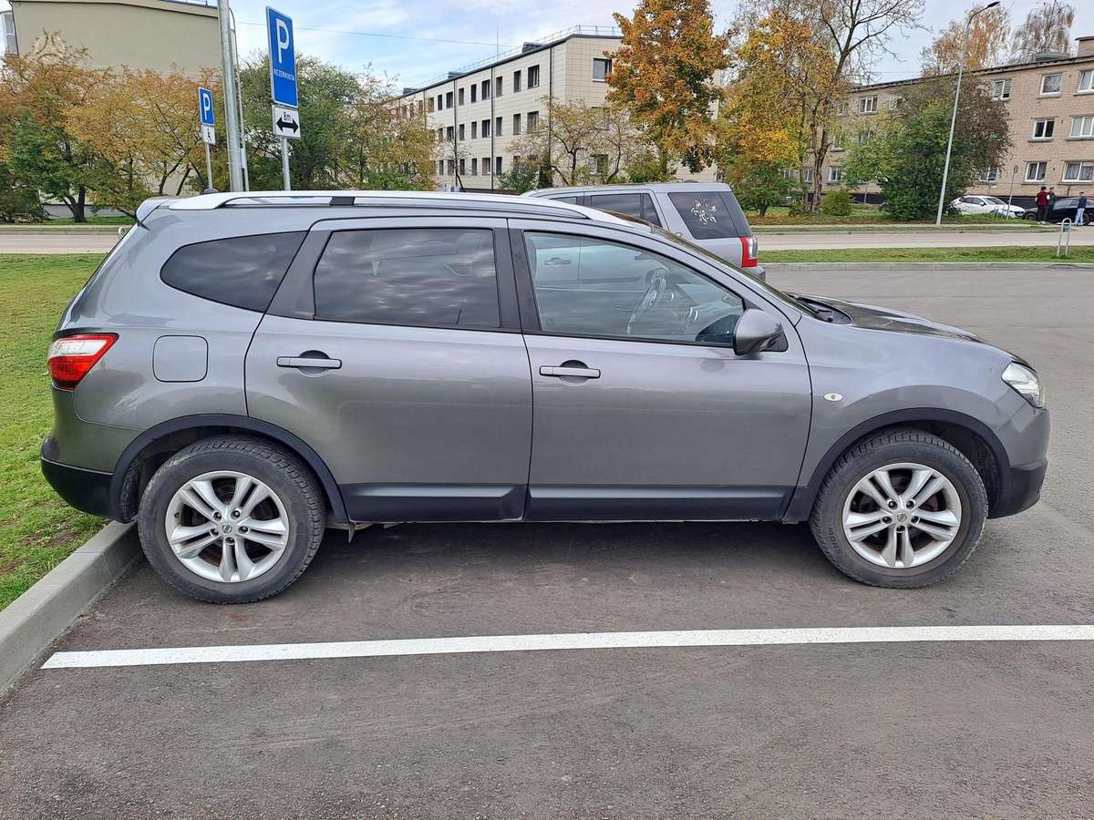 Nissan Qashqai+2 2013 — rear view