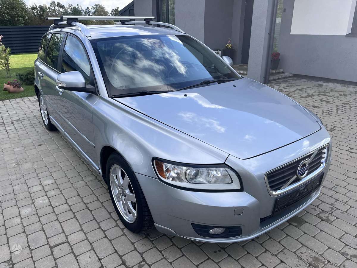Volvo V50 2011 — салон