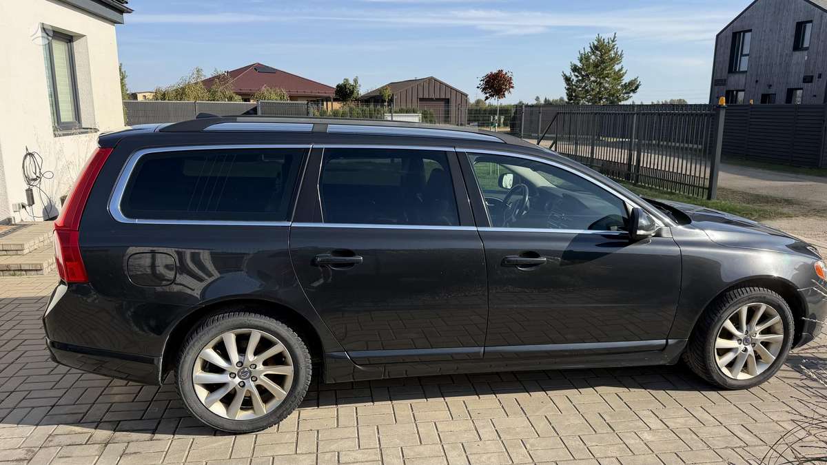 Volvo V70 2012 — вигляд ззаду