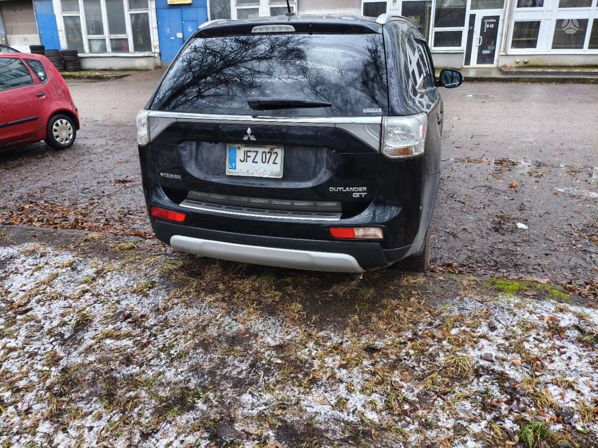 Mitsubishi Outlander 2015 — rear view