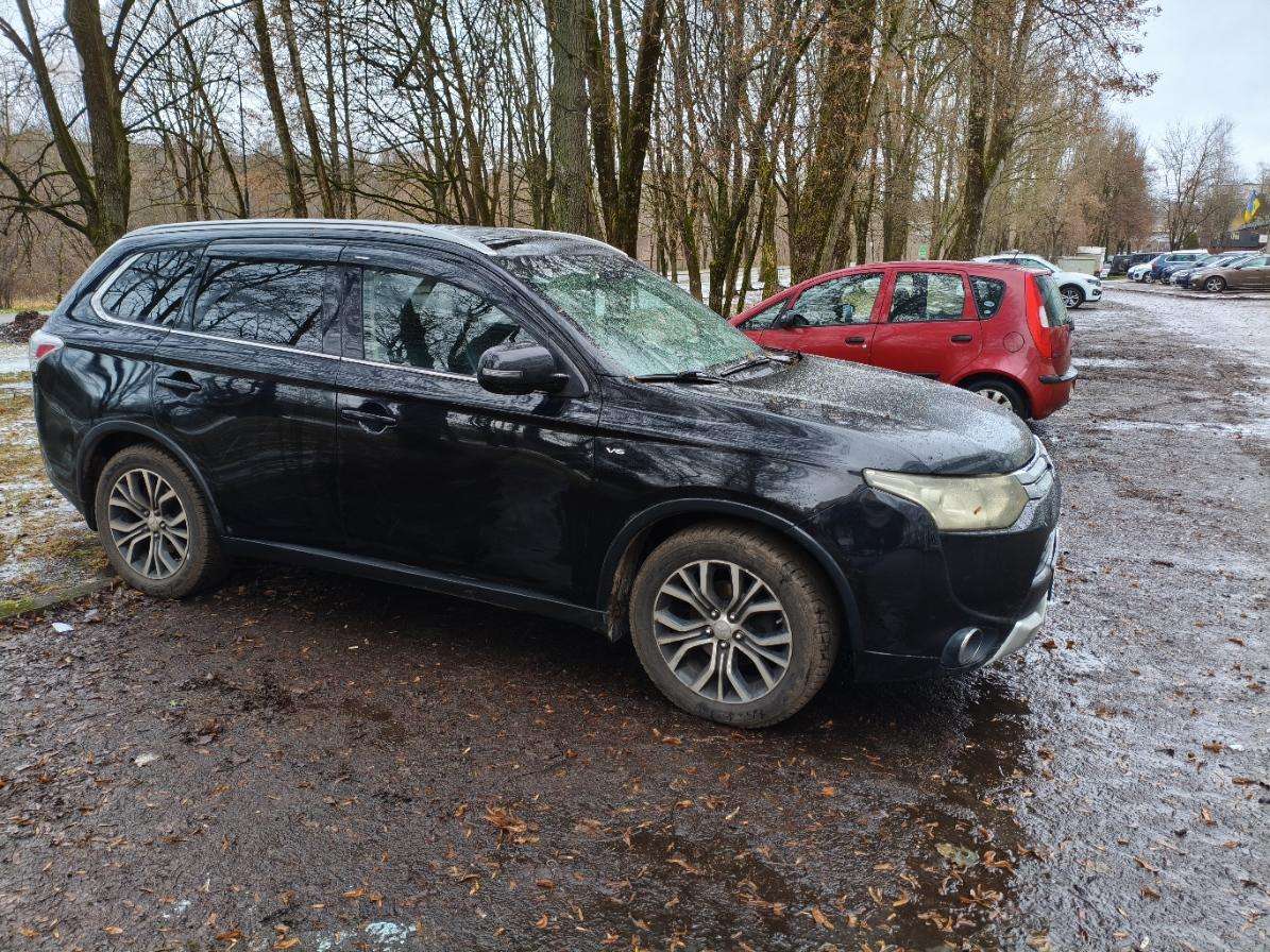 Mitsubishi Outlander 2015 — interior