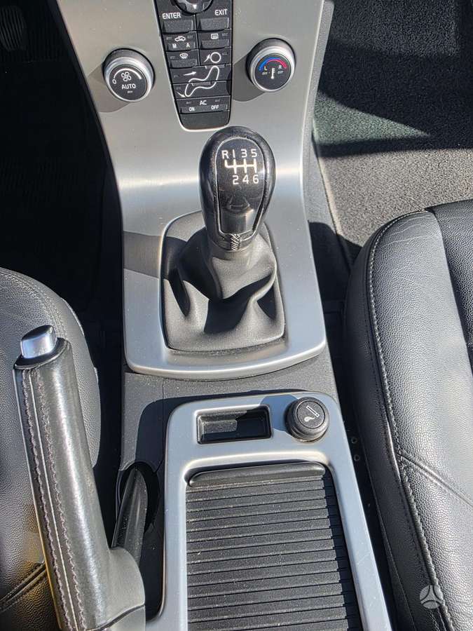 Volvo V50 2007 — салон
