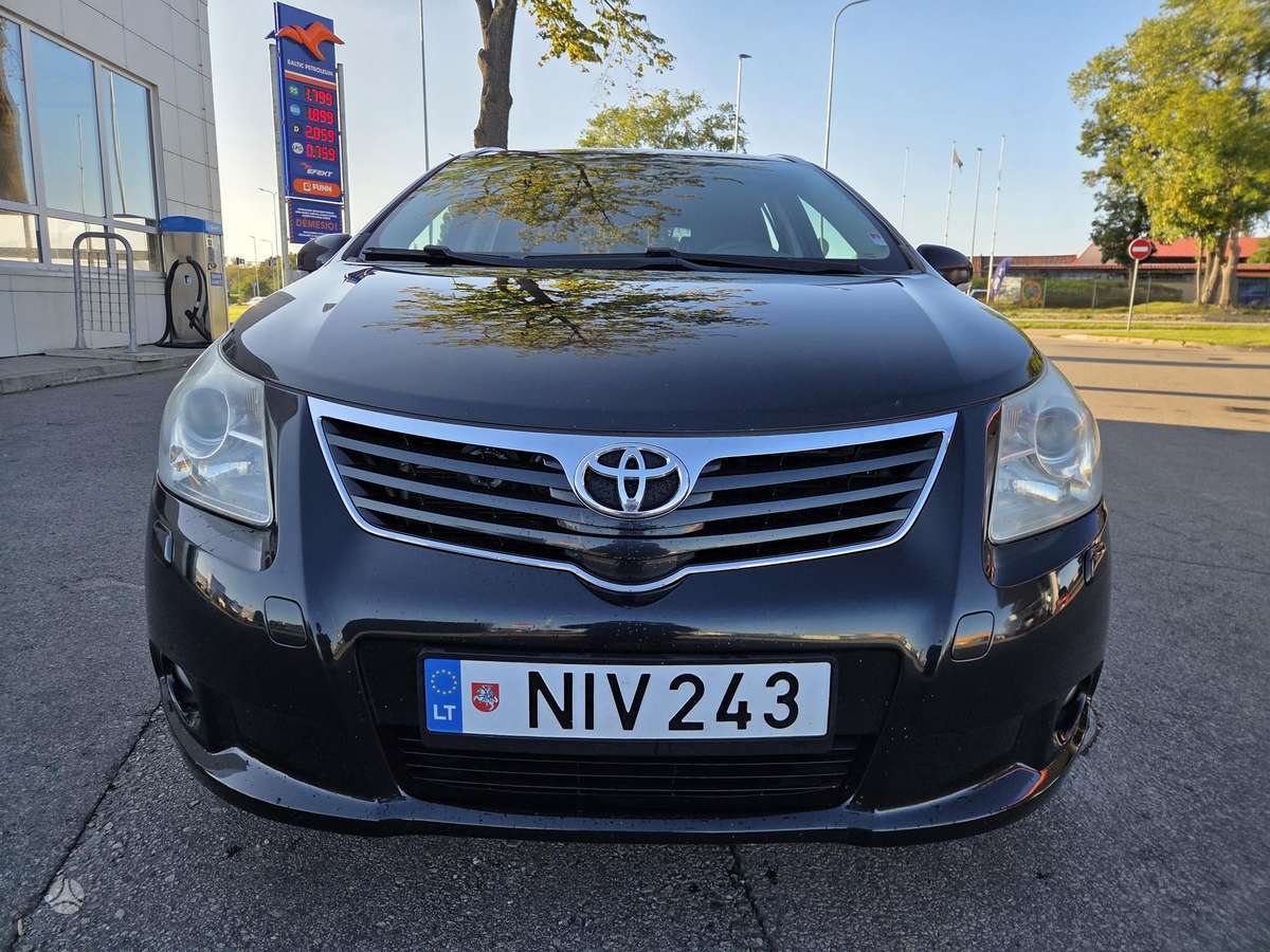Toyota Avensis 2011 — вигляд ззаду